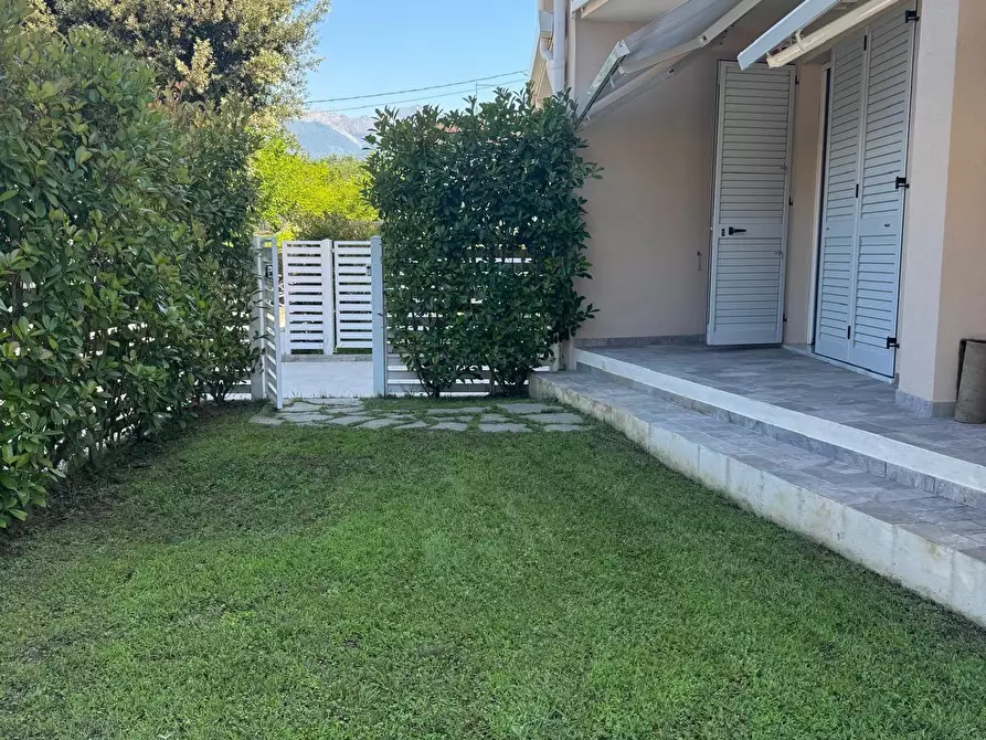 Immagine 10 di Appartamento in vendita  a Montignoso