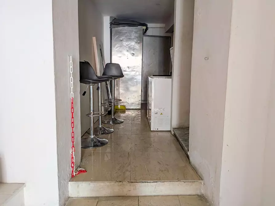 Immagine 5 di Negozio in affitto  a Massa