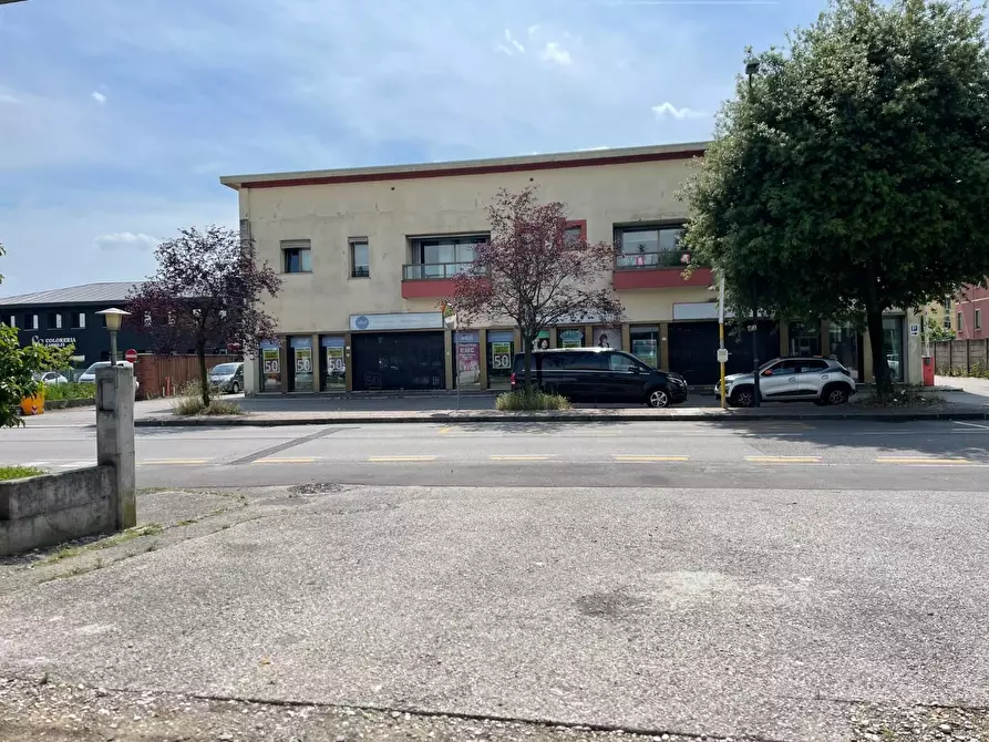 Immagine 2 di Negozio in affitto  a Treviso