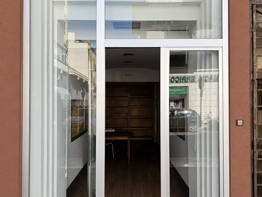 Immagine 1 di Showroom in vendita  a Lecce