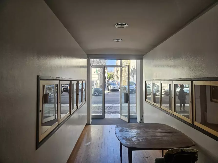 Immagine 2 di Showroom in vendita  a Lecce