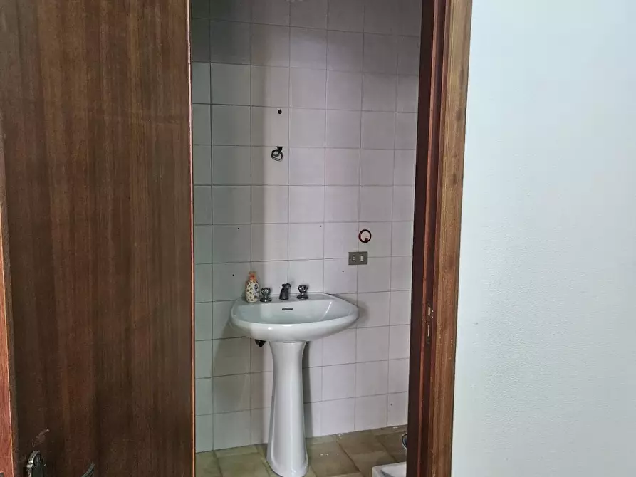Immagine 3 di Showroom in vendita  a Lecce