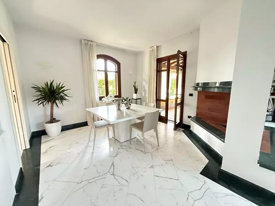 Immagine 11 di Villa in vendita  a Massa