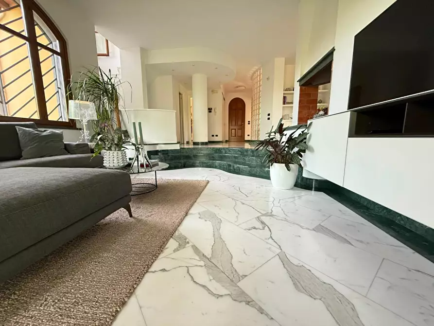 Immagine 10 di Villa in vendita  a Massa