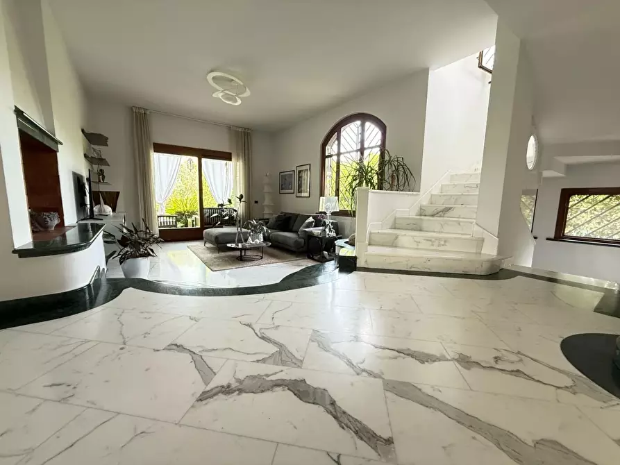 Immagine 6 di Villa in vendita  a Massa