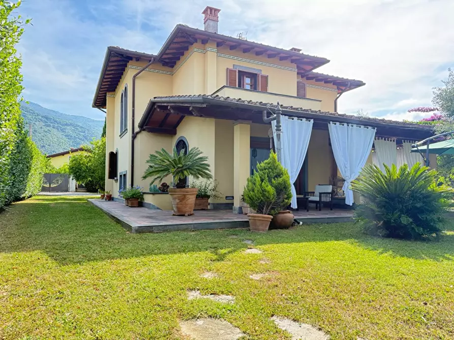Immagine 3 di Villa in vendita  a Massa