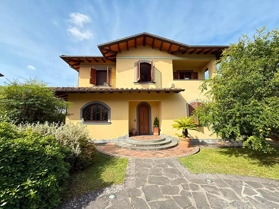 Immagine 1 di Villa in vendita  a Massa