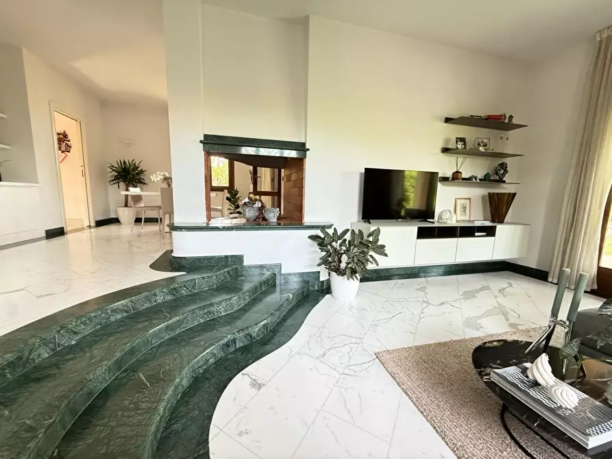Immagine 8 di Villa in vendita  a Massa