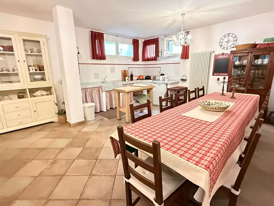 Immagine 37 di Villa in vendita  a Massa