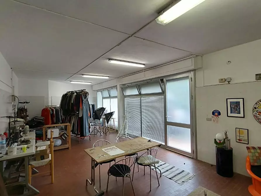 Immagine 4 di Negozio in vendita  a Calcinaia