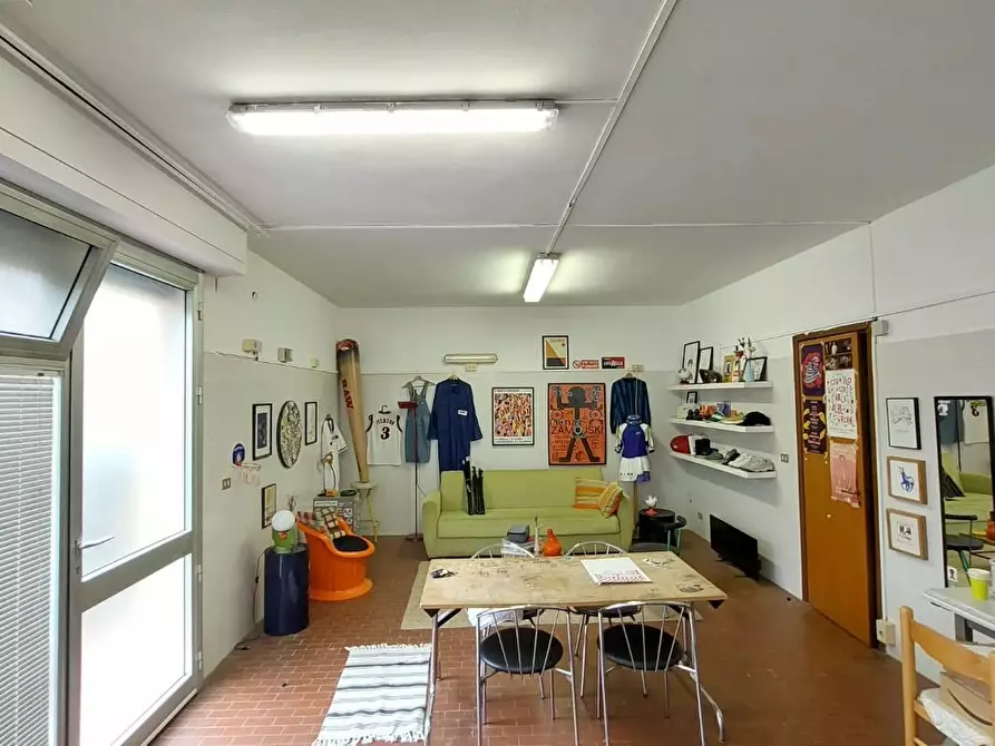 Immagine 1 di Negozio in vendita  a Calcinaia