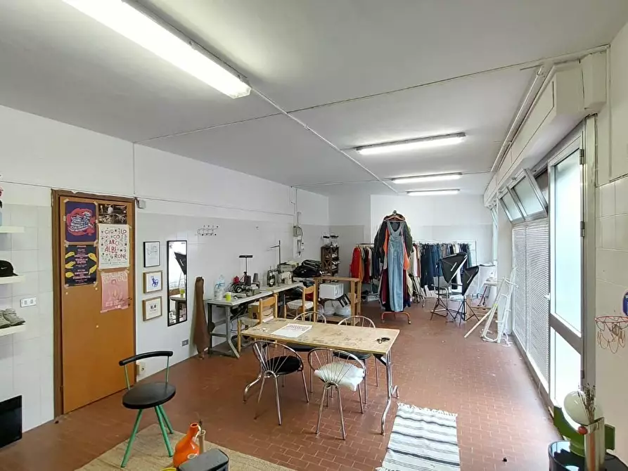 Immagine 2 di Negozio in vendita  a Calcinaia