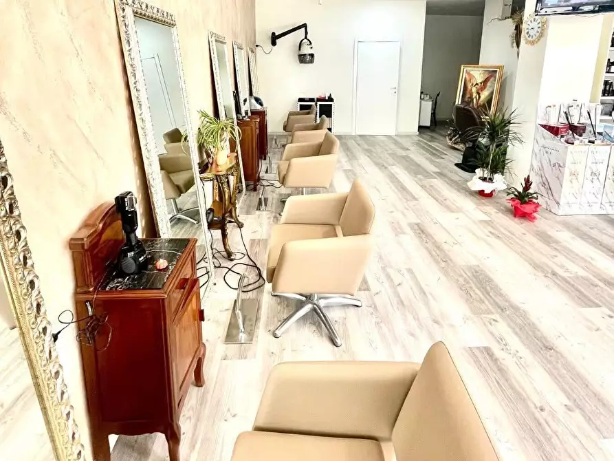 Immagine 13 di Locale commerciale in vendita  a Cascina
