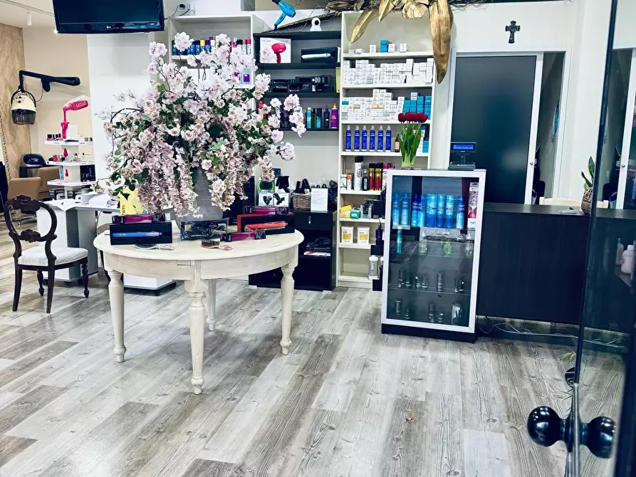 Immagine 4 di Locale commerciale in vendita  a Cascina
