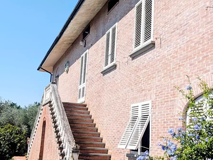 Immagine 2 di Villa in vendita  a Lucca