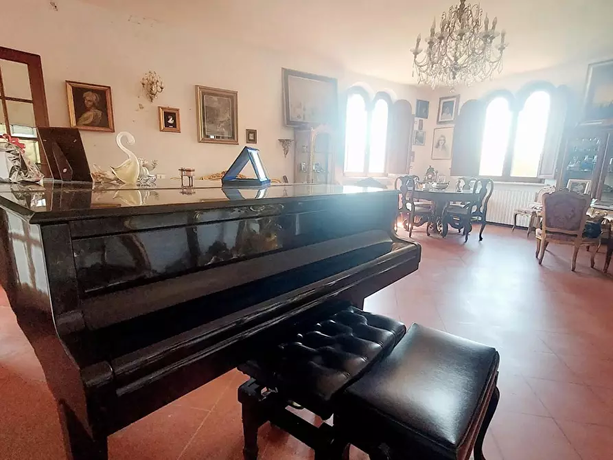 Immagine 18 di Villa in vendita  a Lucca