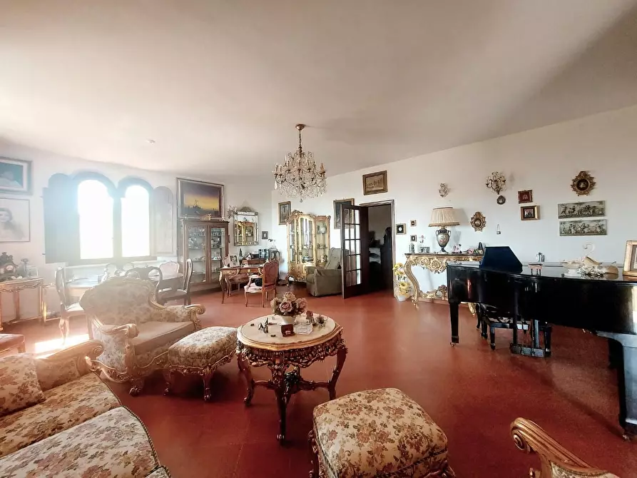 Immagine 17 di Villa in vendita  a Lucca
