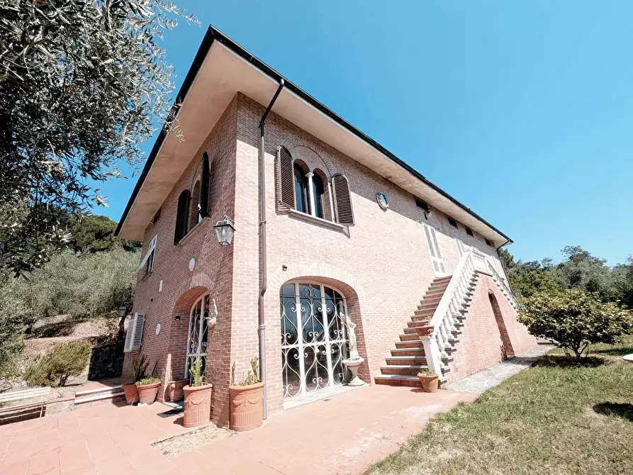 Immagine 1 di Villa in vendita  a Lucca