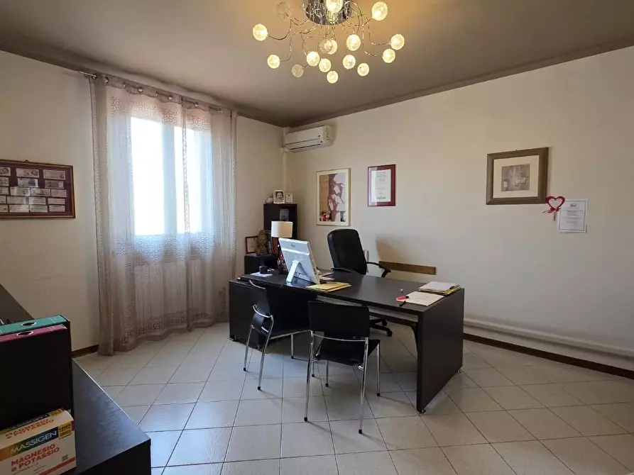 Immagine 2 di Ufficio in affitto  a Fucecchio