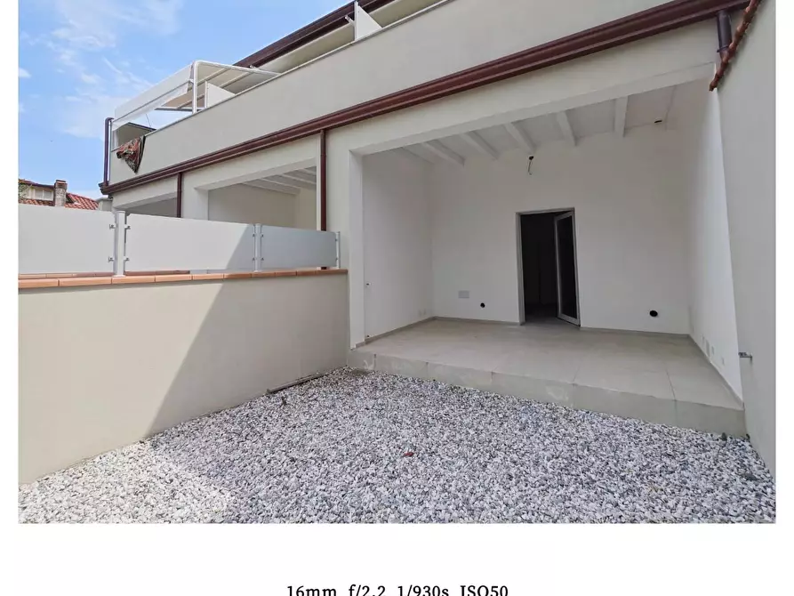 Immagine 1 di Casa trifamiliare in vendita  a Carrara