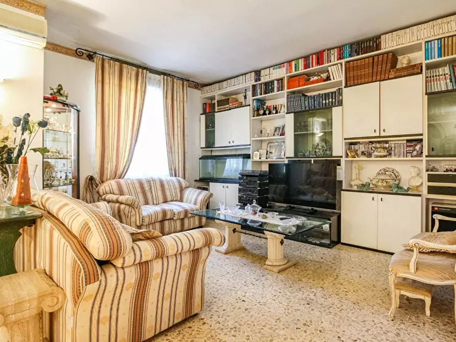 Immagine 10 di Appartamento in vendita  a Pisa