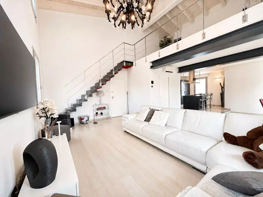 Immagine 2 di Loft/Open space in vendita  a Lucca