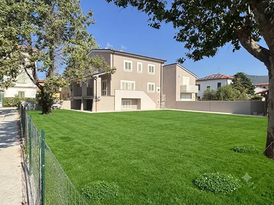 Immagine 2 di Casa trifamiliare in vendita  a Cascina