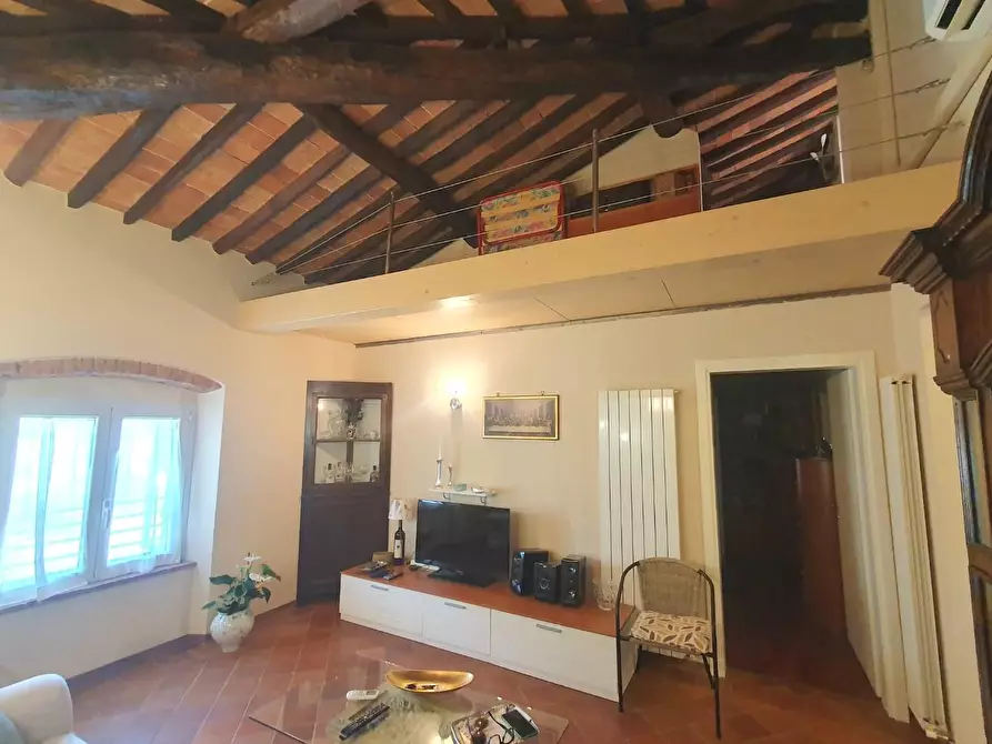 Immagine 11 di Appartamento in vendita  a Lucca