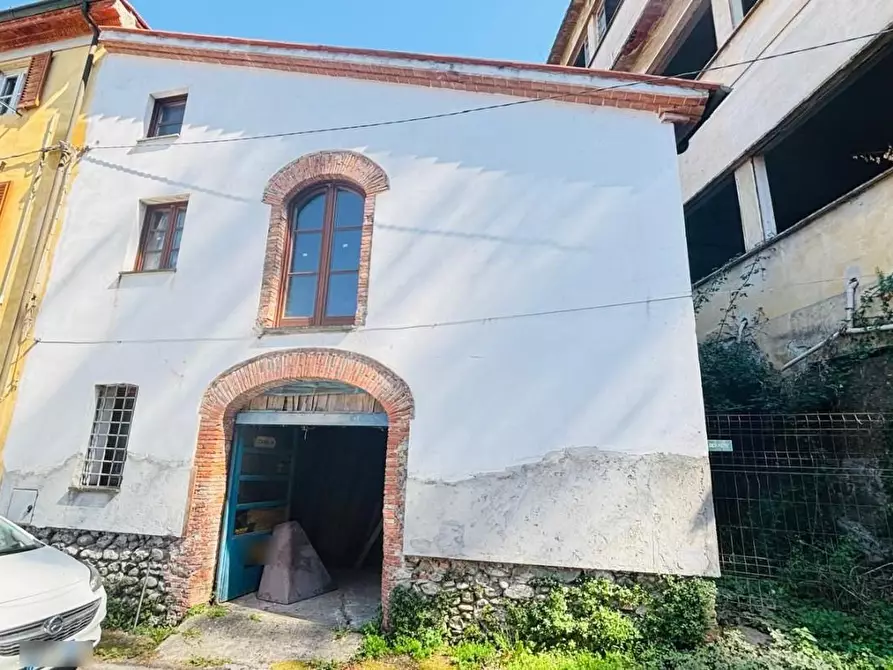 Immagine 1 di Casa semindipendente in vendita  a Lucca