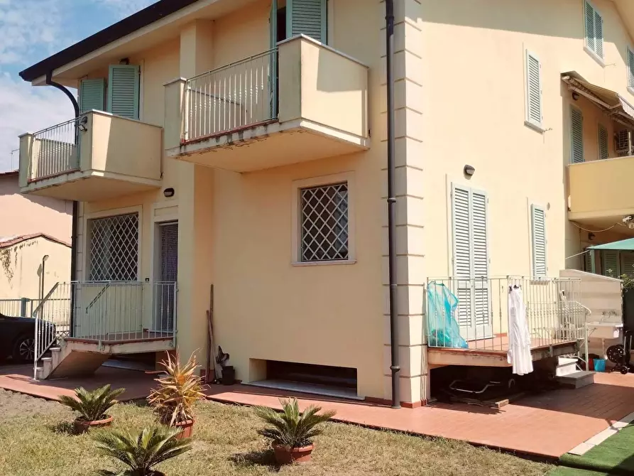 Immagine 2 di Villetta a schiera in vendita  a Massa