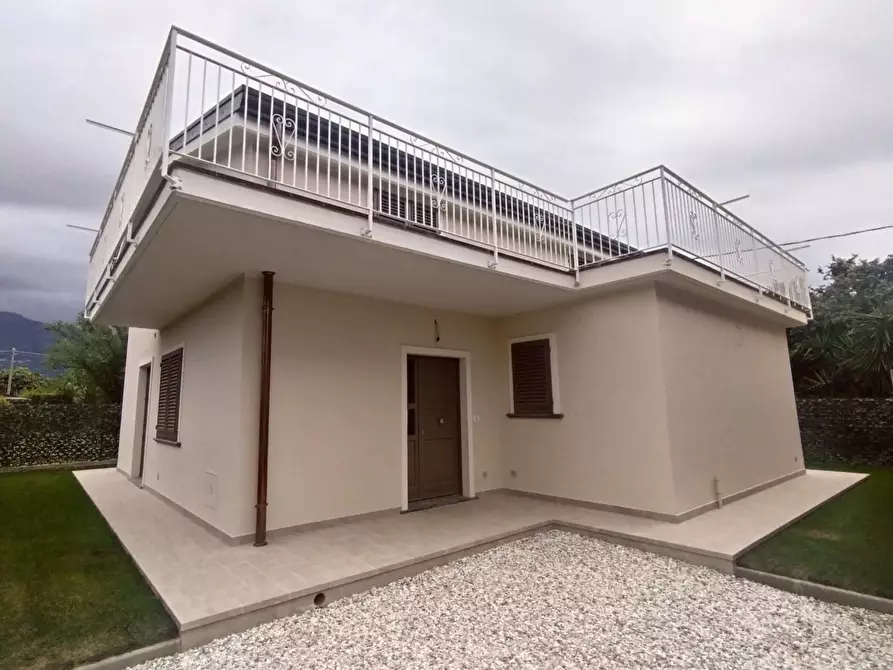 Immagine 2 di Casa indipendente in vendita  a Massa