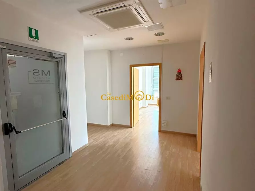 Immagine 24 di Ufficio in vendita  a Livorno