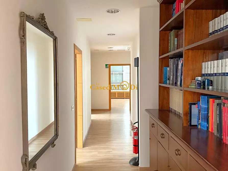 Immagine 11 di Ufficio in vendita  a Livorno