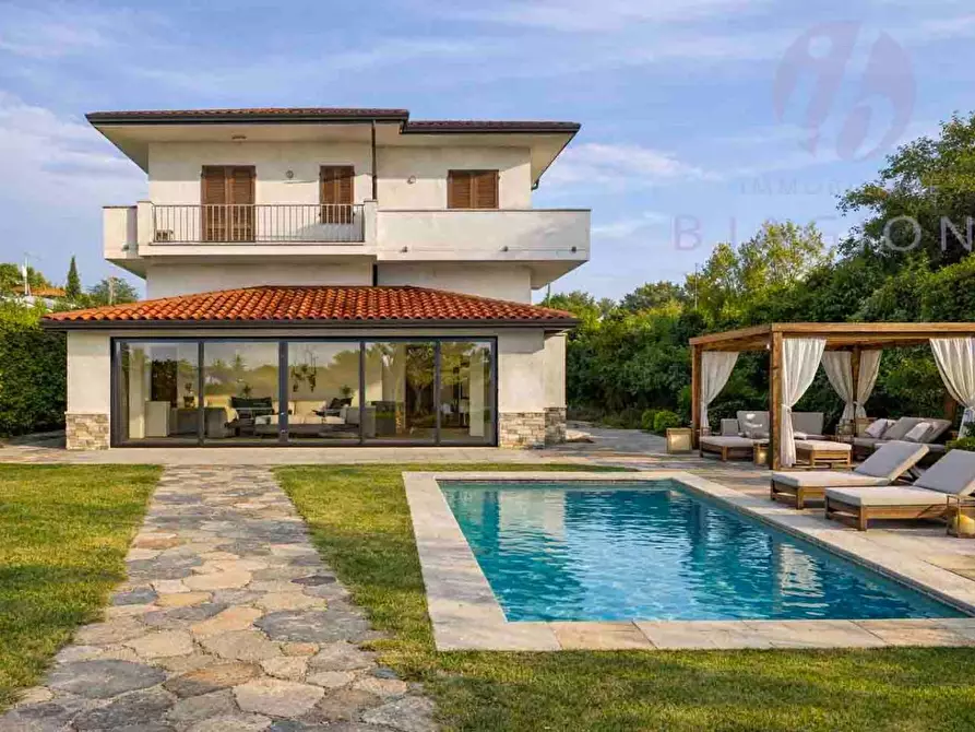 Immagine 1 di Casa bifamiliare in vendita  a Pietrasanta