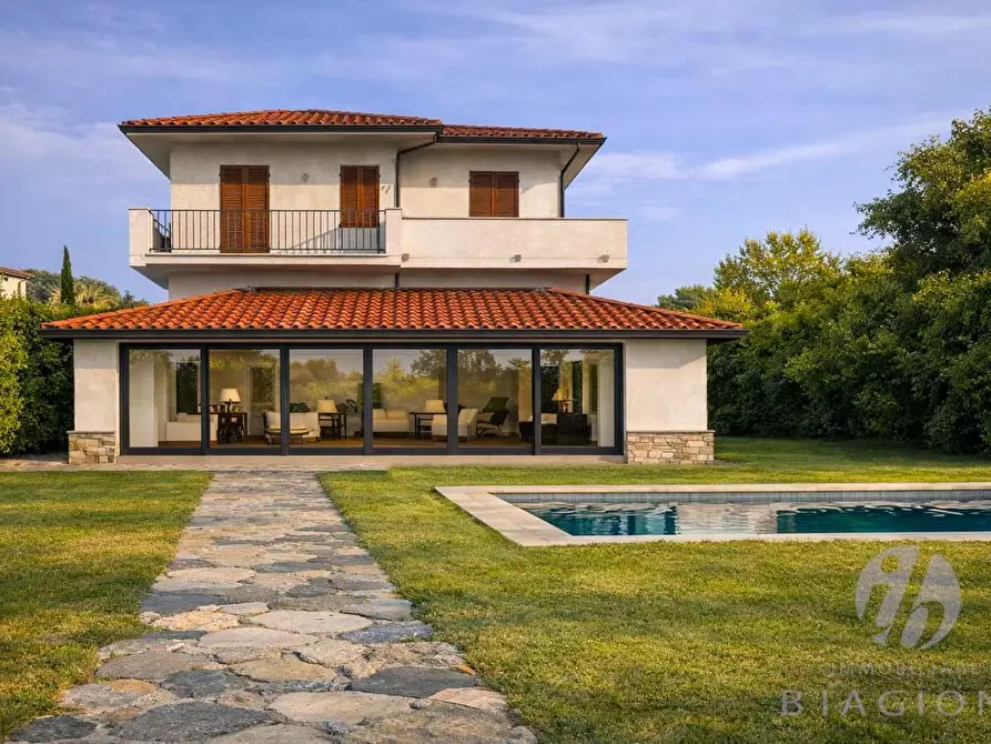 Immagine 10 di Casa bifamiliare in vendita  a Pietrasanta