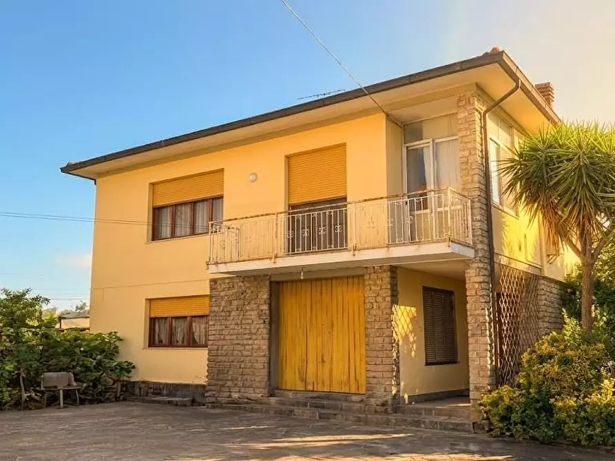 Immagine 1 di Villa in vendita  a Cascina