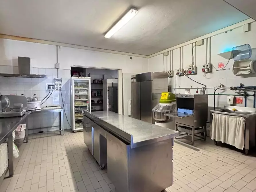 Immagine 1 di Bar / Ristorante in vendita  a Cascina