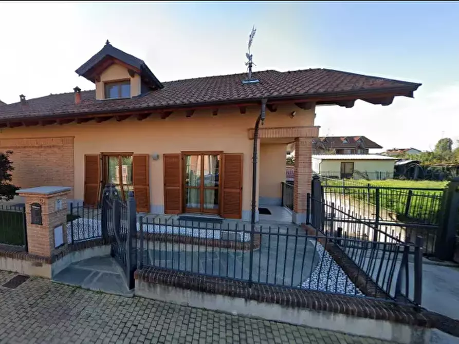 Immagine 1 di Villa in vendita  a Chivasso