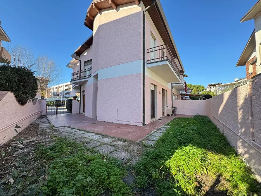 Immagine 1 di Casa trifamiliare in vendita  a Viareggio