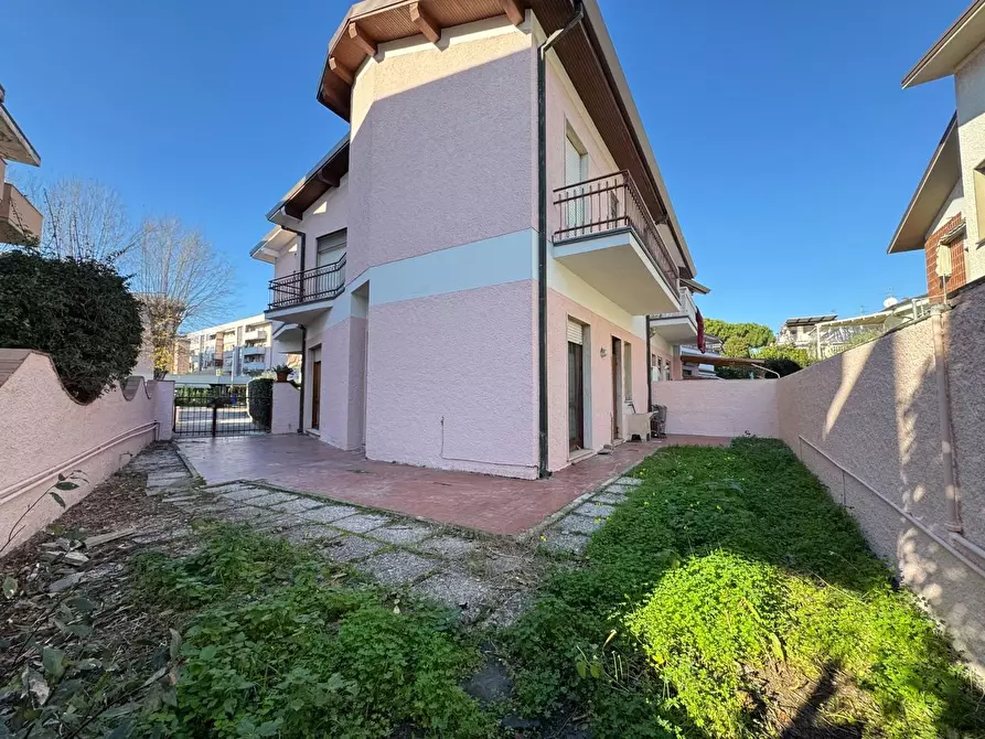 Immagine 25 di Casa trifamiliare in vendita  a Viareggio