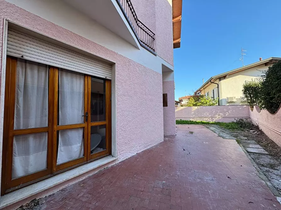 Immagine 2 di Casa trifamiliare in vendita  a Viareggio