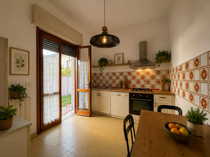 Immagine 7 di Casa trifamiliare in vendita  a Viareggio