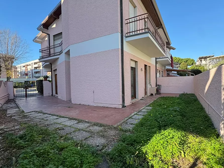 Immagine 22 di Casa trifamiliare in vendita  a Viareggio