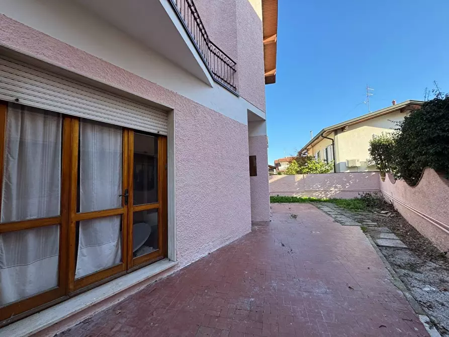 Immagine 11 di Casa trifamiliare in vendita  a Viareggio