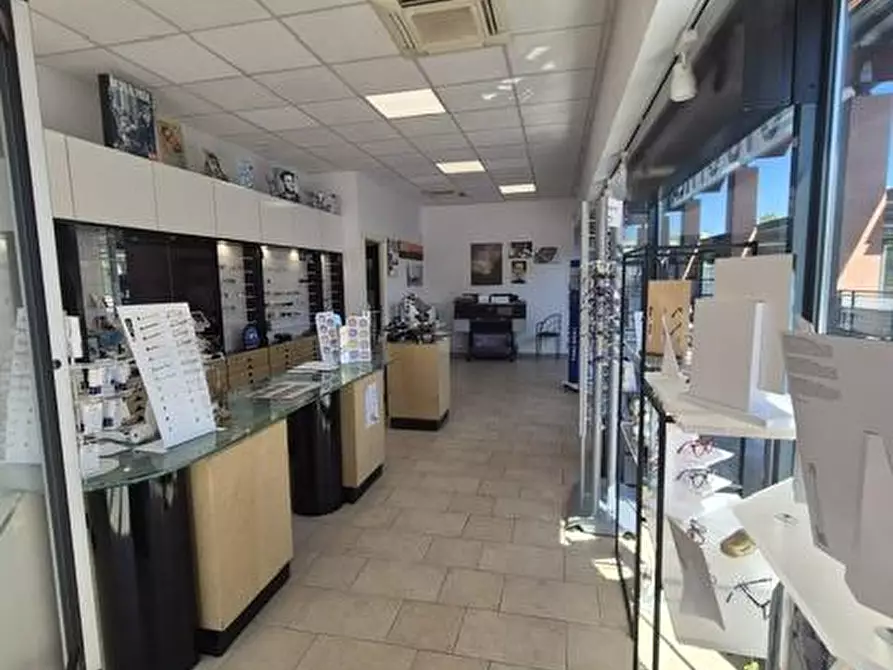 Immagine 1 di Locale commerciale in affitto  a Siena