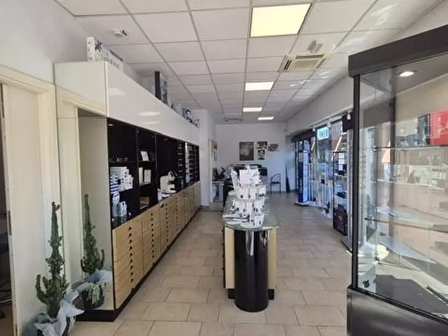 Immagine 5 di Locale commerciale in affitto  a Siena
