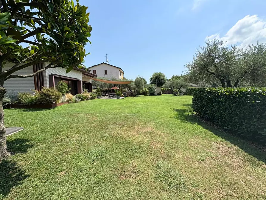 Immagine 38 di Villa in vendita  a Capannori