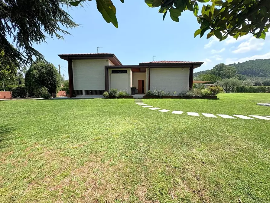 Immagine 40 di Villa in vendita  a Capannori
