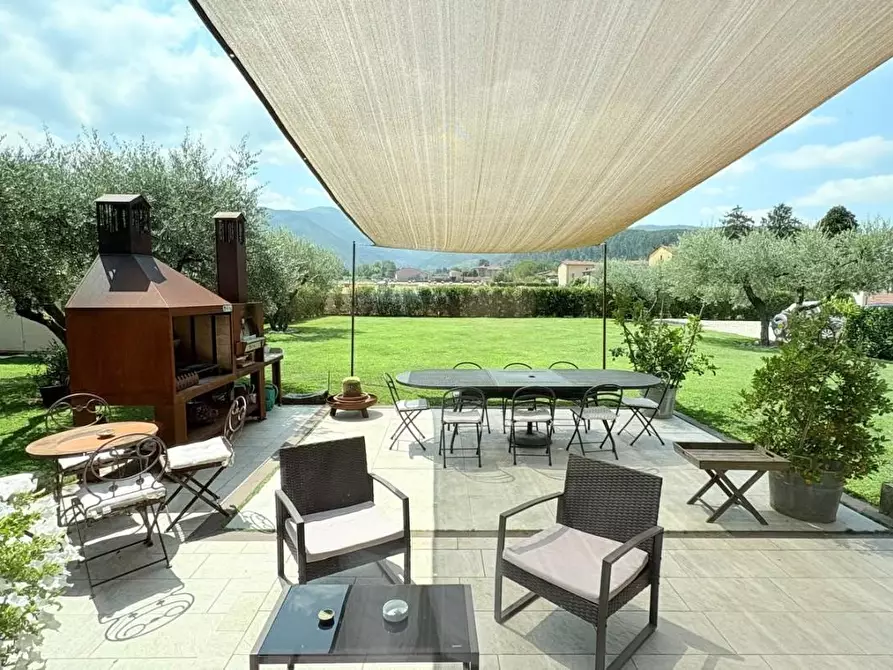 Immagine 37 di Villa in vendita  a Capannori
