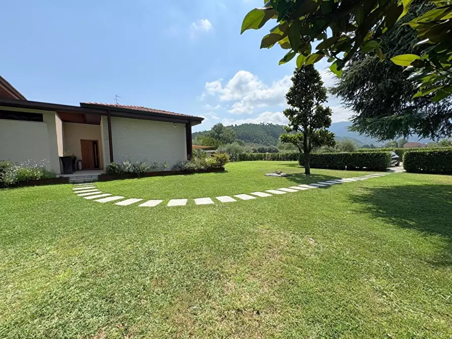 Immagine 36 di Villa in vendita  a Capannori